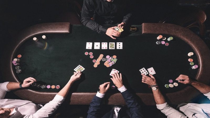 Các kiểu chơi Poker thú vị nhất mà bạn nên tham gia