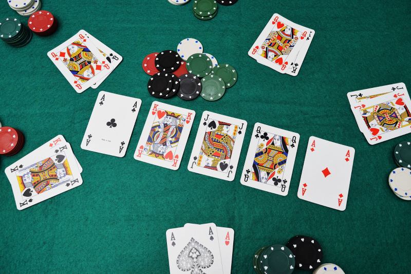 Thuật ngữ Poker chỉ hành động trong chơi game poker